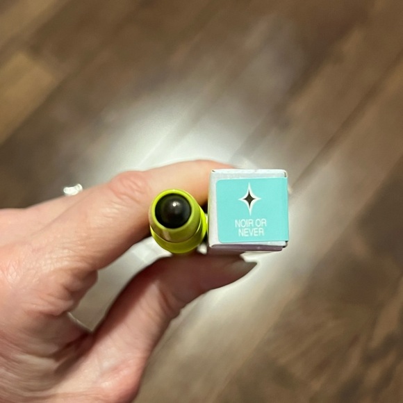 Half Magic Eyeshadow Crayon, shade Noir or Never. New . - Picture 2 of 3